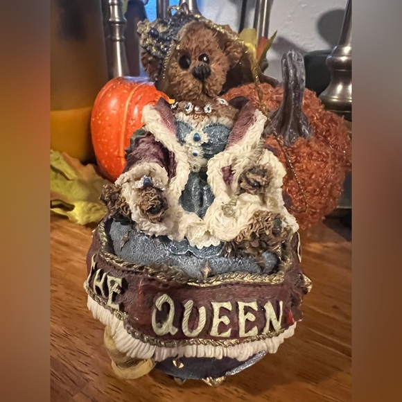 Boyd’s bear Christmas ornament. Queen of the World. 1998. Numbered. - Picture 4 of 4